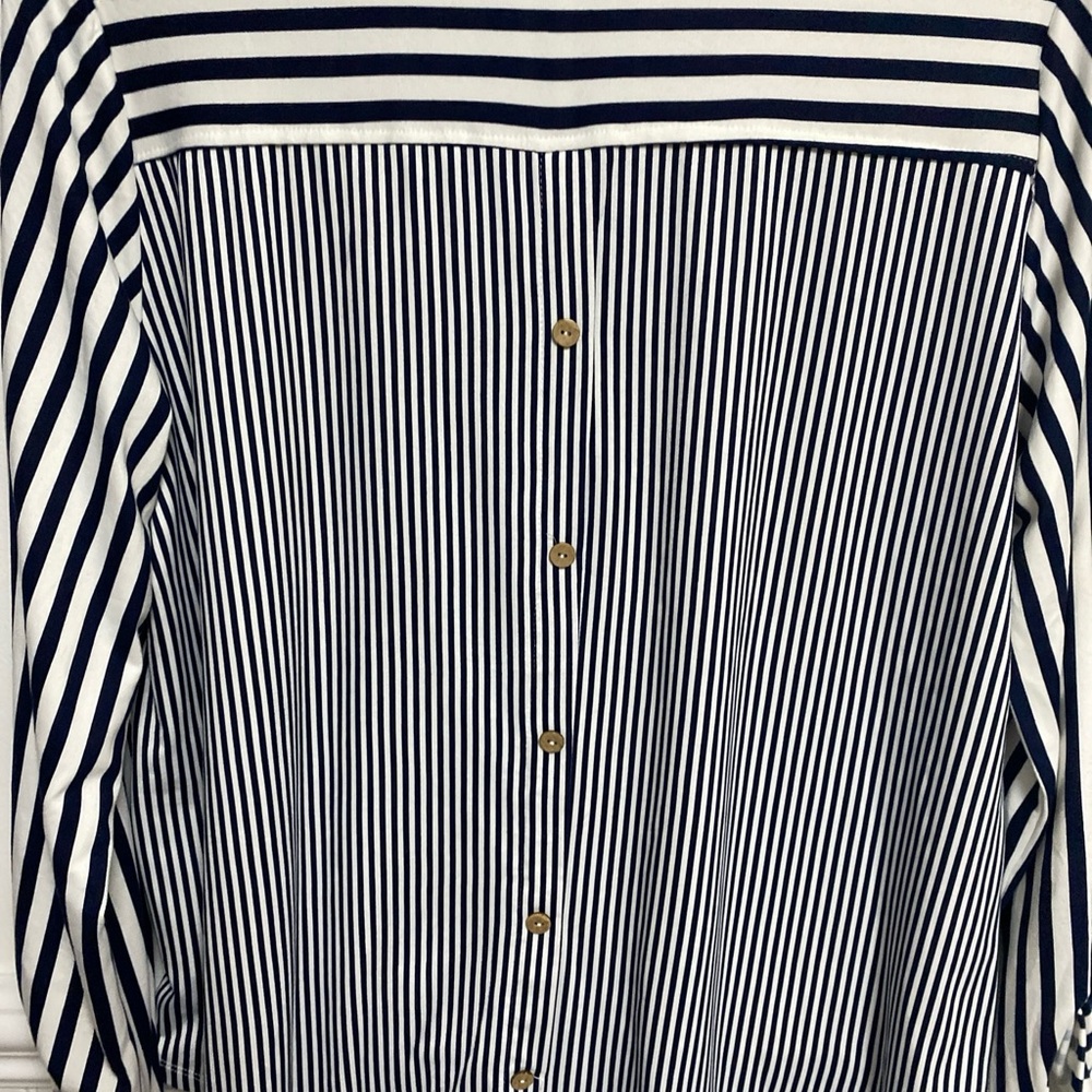 Above and Beyond Women’s Stripe Long Sleeve Front and Back Buttons Size 2 X - Picture 4 of 8